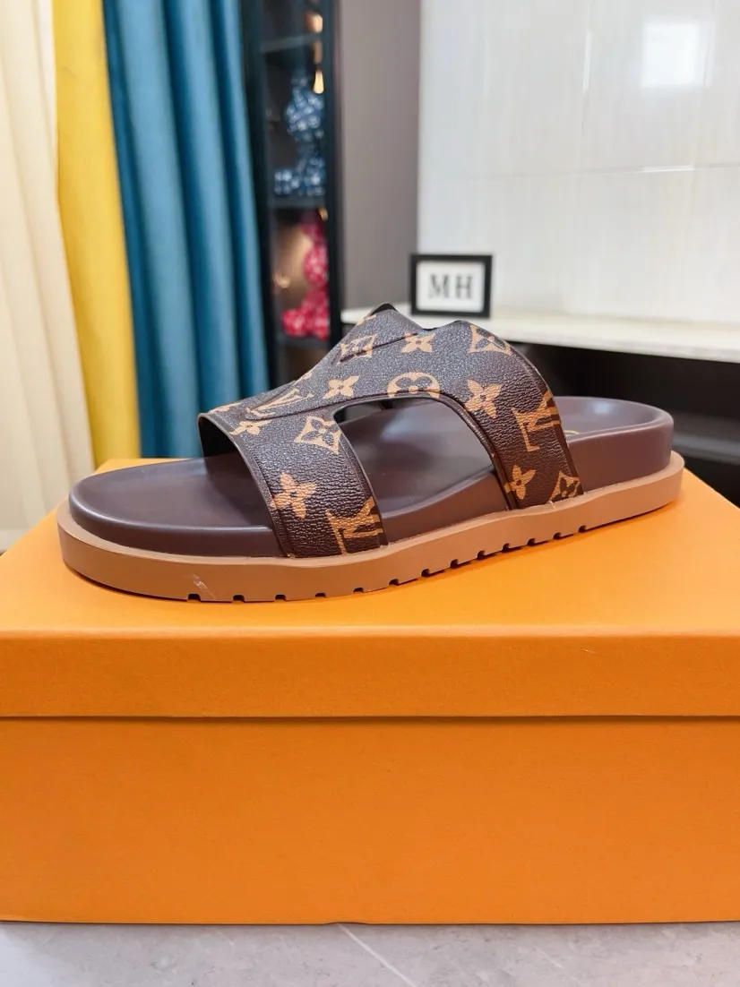 Men's shoes💰300🌹🌹【LV】Multi-color new men's slippers, original quality top version, original special cowhide presbyopia print➕sheepskin on the inside and side, non-slip combination sole, more stable walking, more comfortable and lightweight, high-end and generous, size: 38~44